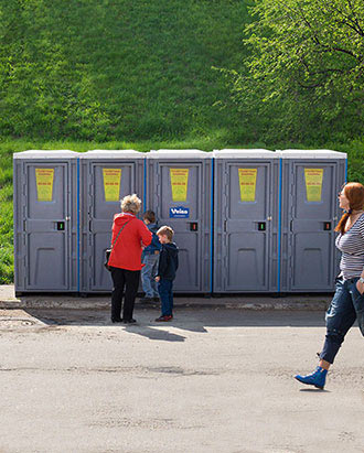 Компания «Чистый Город+» предоставляет в аренду туалетные кабины с еженедельным сервисным обслуживанием.