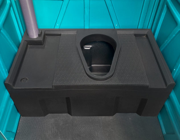 Накопительный бак, установленный внутри туалетной кабины «Супер Эконом».